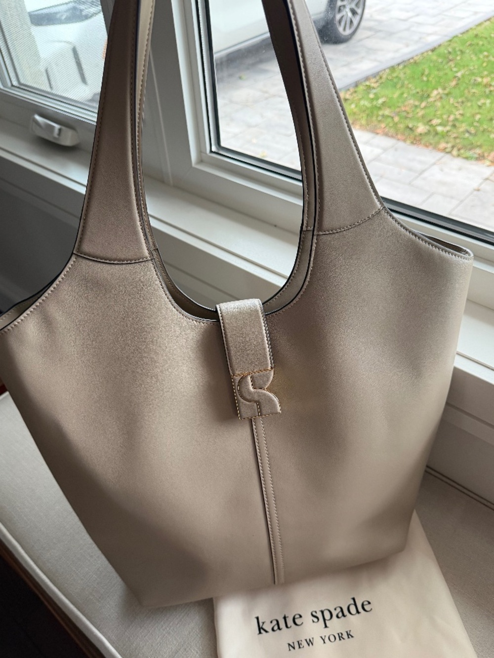 Kate Spade Dakota Smooth Leather Tote – Timeless Taupe